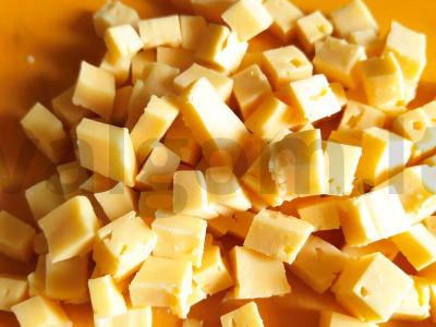 Salotos "New Year's Caprice" su vištienos filė, ananasais ir sūriu Žingsnis 3