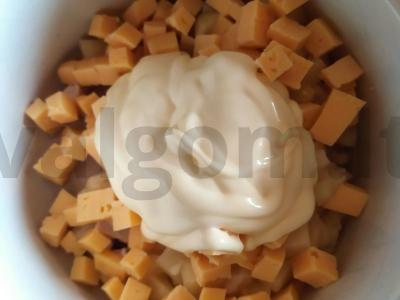 Salotos "New Year's Caprice" su vištienos filė, ananasais ir sūriu Žingsnis 4