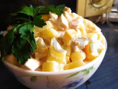 Salotos "New Year's Caprice" su vištienos filė, ananasais ir sūriu pagrindine nuotrauka