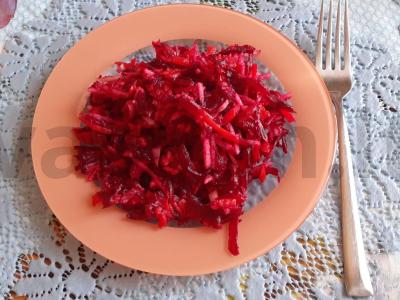 Burokėlių salotos su obuoliais ir datulėmis pagrindine nuotrauka