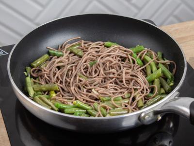 Soba su vištienos šlaunele ir pupelėmis Žingsnis 5
