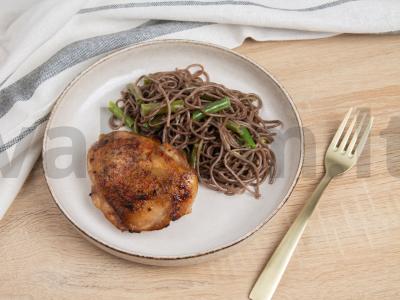 Soba su vištienos šlaunele ir pupelėmis pagrindine nuotrauka