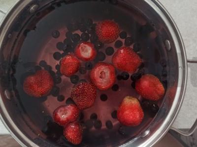 Braškių ir juodųjų varnalėšų uogų kompotas Žingsnis 1