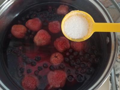 Braškių ir juodųjų varnalėšų uogų kompotas Žingsnis 2