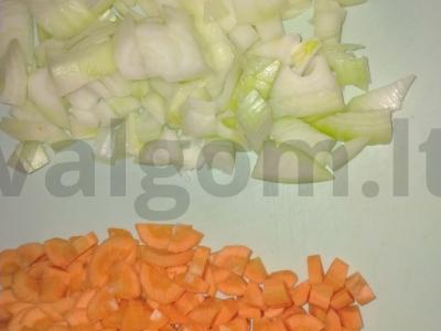 Labai skanus vištienos ir bulvių troškinys. Žingsnis 1