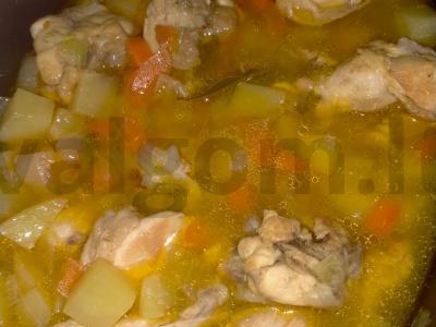 Labai skanus vištienos ir bulvių troškinys. pagrindine nuotrauka