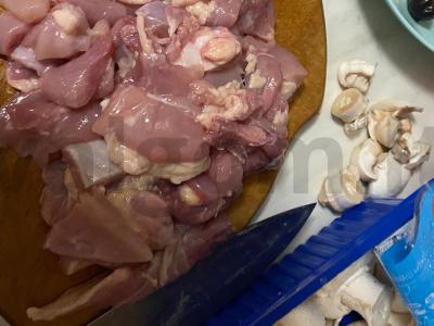 Makaronai su vištiena ir grybais pomidorų padaže Žingsnis 1