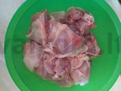 Keptos vištienos šlaunelės grietinės ir pomidorų padaže Žingsnis 2