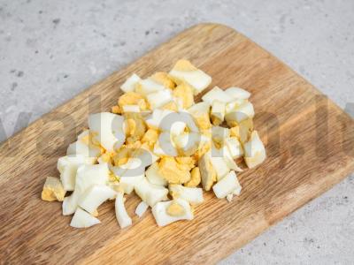 Žuvies salotos su kukurūzais, ryžiais ir agurkais Žingsnis 1