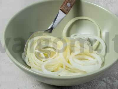 Salotos su kalmarais ir marinuotais svogūnais Žingsnis 1