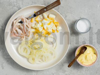 Salotos su kalmarais ir marinuotais svogūnais Žingsnis 2