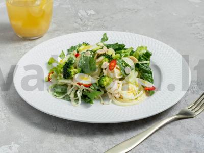 Salotos su kalmarais ir marinuotais svogūnais pagrindine nuotrauka