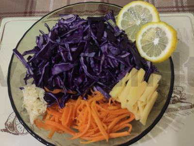 Vitaminų salotos su korėjietiškais prieskoniais Žingsnis 1