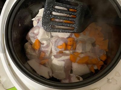 Vištienos kepsnys su daržovėmis multicooker įrenginyje Žingsnis 2