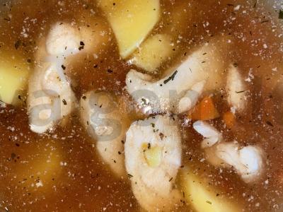 Vištienos kepsnys su daržovėmis multicooker įrenginyje pagrindine nuotrauka