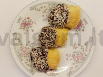 Naminiai kokosiniai sausainiai su cukraus pudra pagrindine nuotrauka