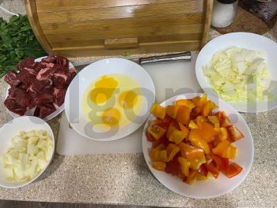 Makaronai su daržovėmis, kiauliena ir omletu Žingsnis 1