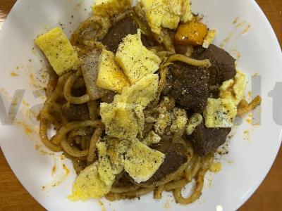 Makaronai su daržovėmis, kiauliena ir omletu pagrindine nuotrauka