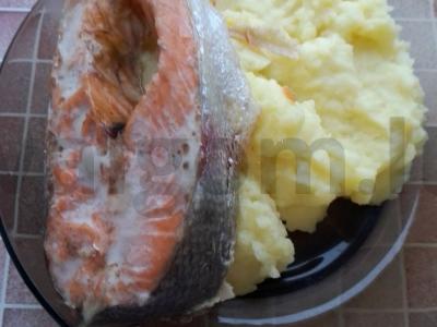 Keptas upėtakis su bulvių koše pagrindine nuotrauka