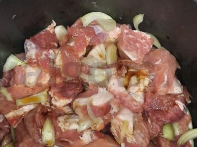 Mėsa su svogūnais ir kvinoja multicooker keptuvėje Žingsnis 3