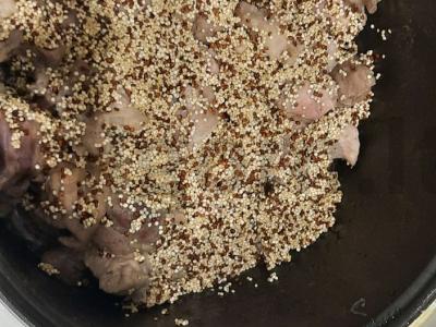 Mėsa su svogūnais ir kvinoja multicooker keptuvėje Žingsnis 4