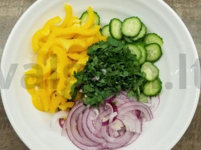 Greitos šviežių agurkų ir saldžiųjų paprikų salotos Žingsnis 1