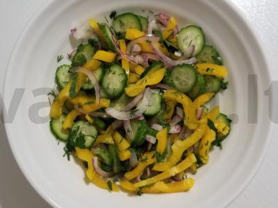 Greitos šviežių agurkų ir saldžiųjų paprikų salotos pagrindine nuotrauka