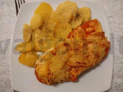 Jogurte marinuota vištienos krūtinėlė su pomidorais ir sūriu pagrindine nuotrauka