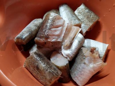 Kepta jūrų lydekos kiaušinio ir svogūnų apkepe Žingsnis 1