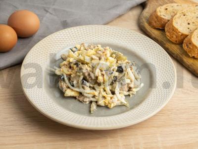 Salotos boltuška su žuvies konservais pagrindine nuotrauka