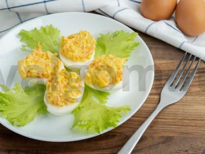 Kiaušiniai, įdaryti morkomis, česnakais ir grietine pagrindine nuotrauka