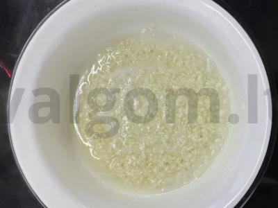 Įdarytos paprikos su troškintais svogūnais ir pomidorų pasta Žingsnis 1