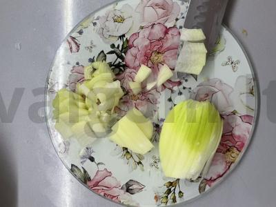 Įdarytos paprikos su troškintais svogūnais ir pomidorų pasta Žingsnis 2