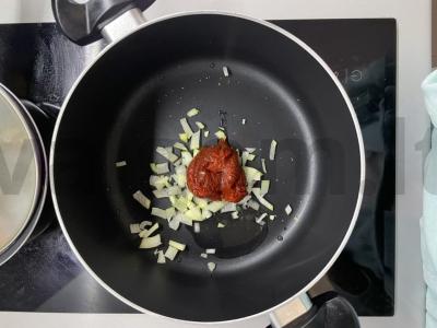 Įdarytos paprikos su troškintais svogūnais ir pomidorų pasta Žingsnis 4