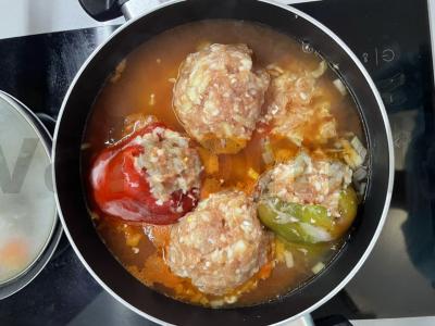 Įdarytos paprikos su troškintais svogūnais ir pomidorų pasta Žingsnis 6
