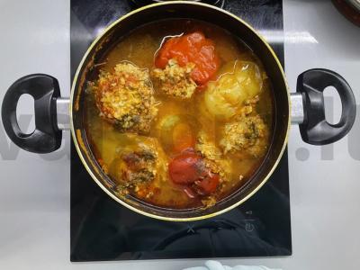 Įdarytos paprikos su troškintais svogūnais ir pomidorų pasta pagrindine nuotrauka
