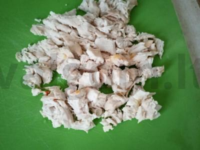 Mėgėjiškos salotos su vištienos krūtinėle ir dešra Žingsnis 1