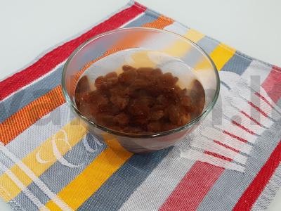 Oro grietinės keksiukai su sultenėmis Žingsnis 1