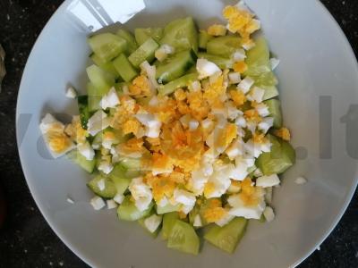Agurkų ir kiaušinių salotos su pomidorų pasta Žingsnis 1