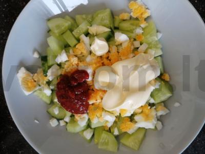 Agurkų ir kiaušinių salotos su pomidorų pasta Žingsnis 2