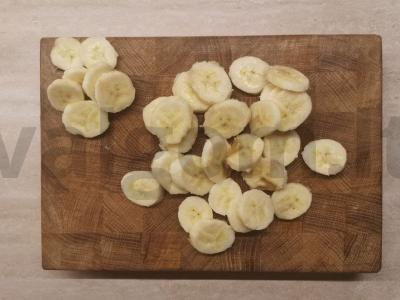Aromatinga bandelė su bananais ir kondensuotu pienu Žingsnis 2