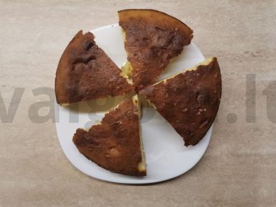 Aromatinga bandelė su bananais ir kondensuotu pienu pagrindine nuotrauka