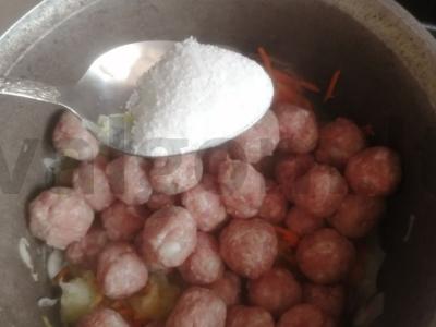 Bulvių troškinys su mėsos kukuliais Žingsnis 6