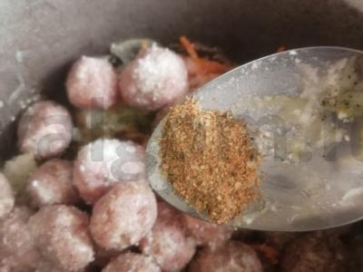 Bulvių troškinys su mėsos kukuliais Žingsnis 8