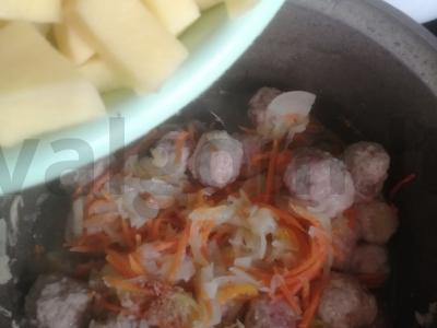 Bulvių troškinys su mėsos kukuliais Žingsnis 9