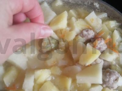 Bulvių troškinys su mėsos kukuliais Žingsnis 10