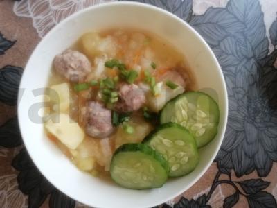 Bulvių troškinys su mėsos kukuliais pagrindine nuotrauka