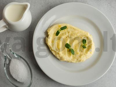 Švelni bulvių košė su brinza ir grietinėle pagrindine nuotrauka