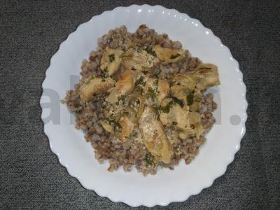 Grikiai su vištienos filė po švelniu padažu pagrindine nuotrauka