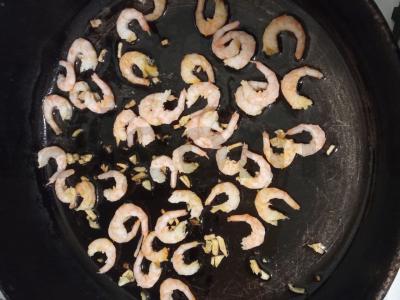 Aromatingos česnakinės krevetės Žingsnis 2